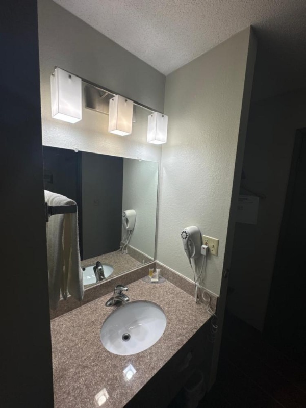 Days Inn by Wyndham Salina I-70 image 8